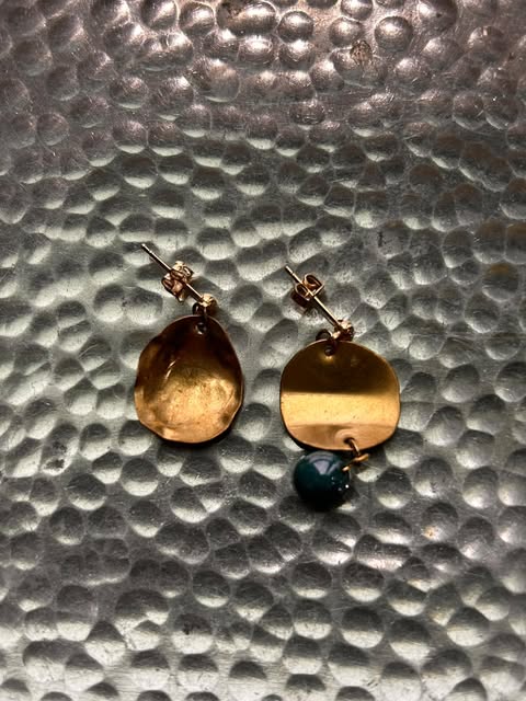真鍮ピアス - 片方のみブルーのチェコビーズ付き | iro iro