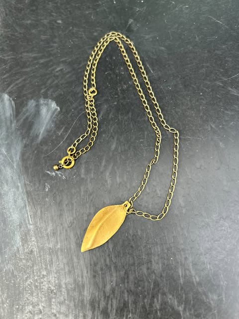 真鍮ネックレス - 葉の形をしたシンプルネックレス | iro iro