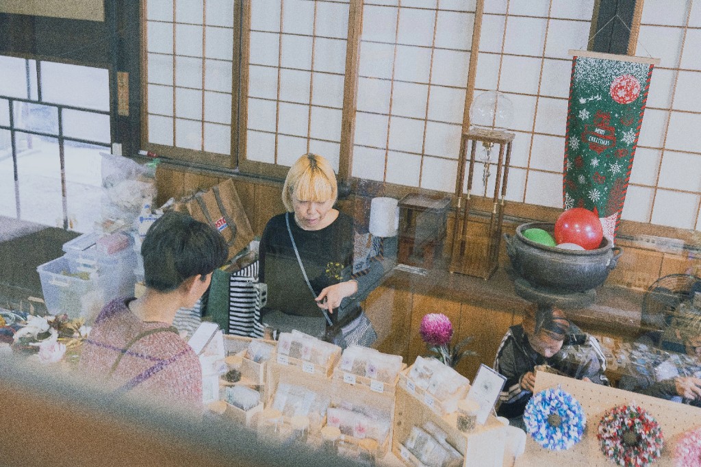店内・マルシェの様子